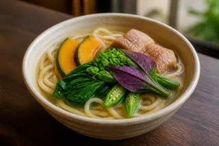 島かぼちゃやハンダマ、オクラを盛り付けた秋の島野菜そば